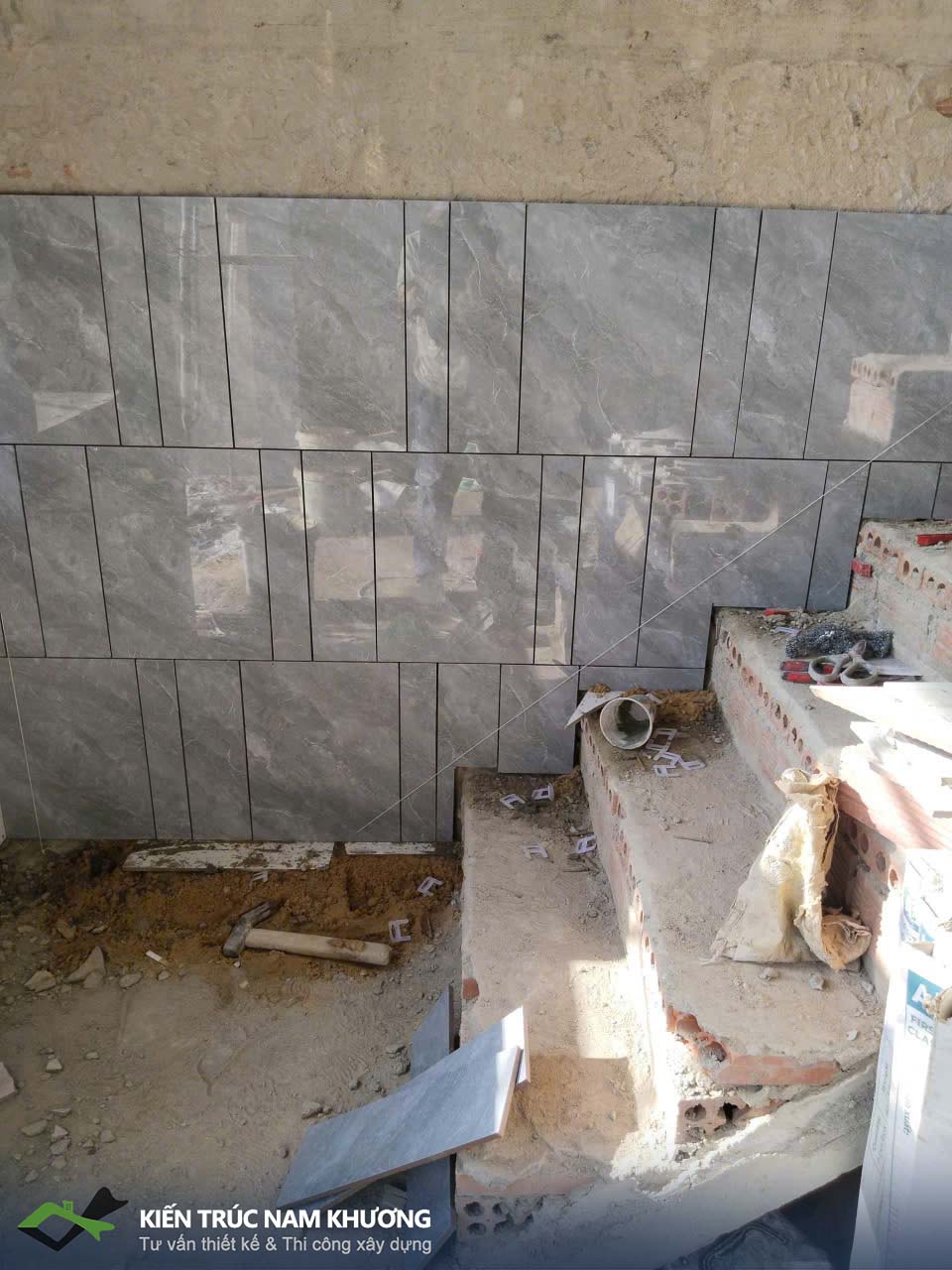 thi-cong-op-gach-trang-trijpg-1784017015.jpg