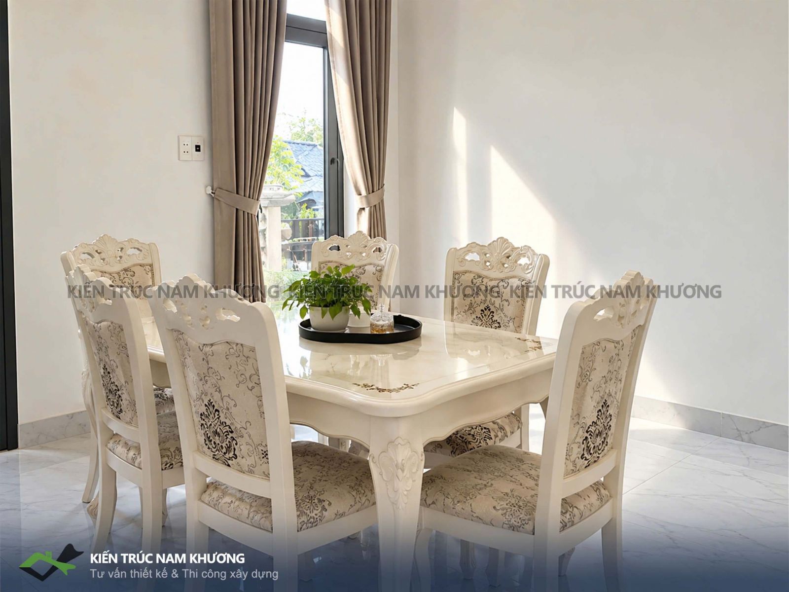 Khu ăn được bố trí tối giản với bộ bàn ăn đẹp cổ điển 